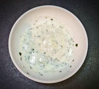 Sauce yaourt menthe, citron et persil. En accompagnement ou en apéro