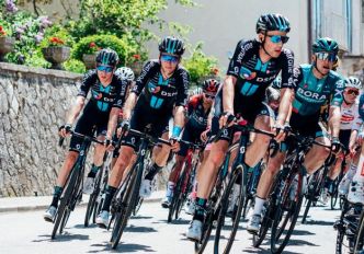 Giro d'Italia : victoire d'étape pour le Team DSM de Romain Bardet, avec Alberto Dainese