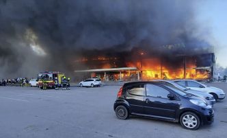 En direct - Guerre en Ukraine : 10 morts et plus de 40 blessés dans la frappe russe sur un centre commercial