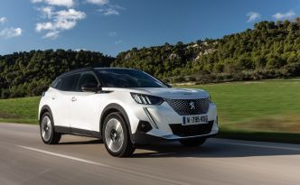 Peugeot annonce plus d'autonomie pour le petit SUV électrique e-2008 : on a vérifié !