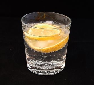 Gin tonic ou G&T. Recette de cocktail à base de Schweppes et agrumes
