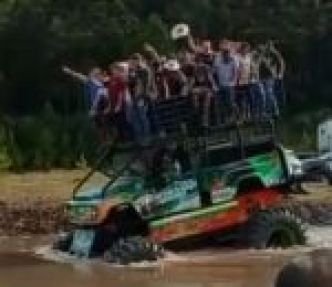 Un monster truck traverse un point d'eau avec de nombreux passagers (Brésil)