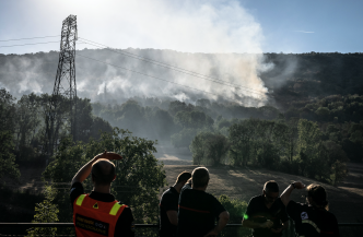 En direct - Incendies : le cap des 1.000 hectares franchi dans le Jura, la pluie en renfort des pompiers
