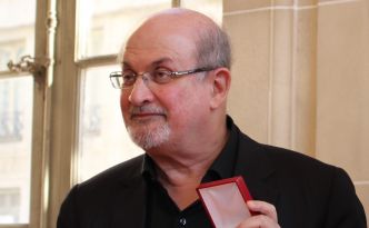 Rushdie poignardé, un "acte barbare que rien ne saurait justifier”