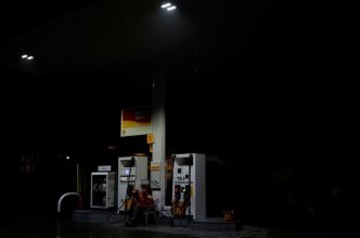 Le gouvernement pakistanais augmente les prix de l'essence et du diesel de 35 roupies par litre.
