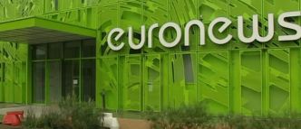 Une centaine de salariés d'Euronews en grève se sont rassemblés à Lyon devant le siège de la chaîne de télévision européenne pour manifester leur inquiétude pour l'avenir
