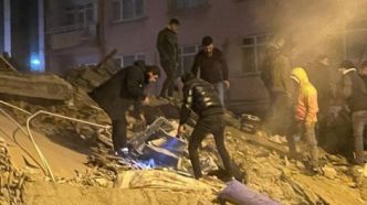 Séismes en Turquie et en Syrie : le déchirement d’un père retrouvant son bébé, mort sous les décombres