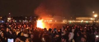 EN DIRECT - Retraites - La police a évacué un peu après 20h la Place de Concorde après des jets de projectiles et de mortiers d'artifices - Manifestations spontanées également ce soir à [...]