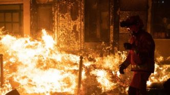 Réforme des retraites : en marge de la mobilisation, la façade d’un immeuble parisien prend feu