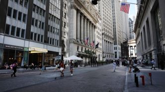 Wall Street ouvre en baisse, crispée par le pétrole et les taux