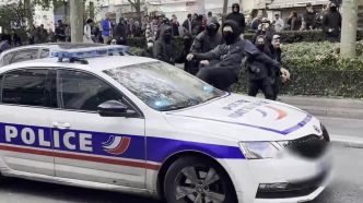 Voiture de police attaquée à Paris : les images complètes de la scène