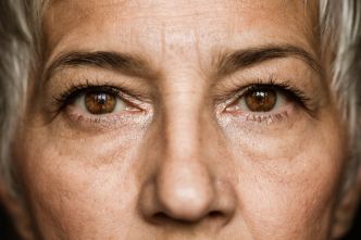 Comment la ménopause peut modifier la forme des yeux des femmes