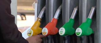 La vente de carburant "à prix coûtant" représentera une baisse de "un à deux euros par plein" d'essence, estiment les représentants de la grande distribution