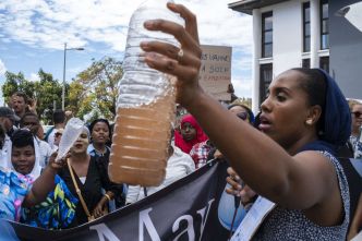 Avec la pénurie d'eau, Mayotte s'enfonce dans une crise « hors-norme » : « Ce n'est plus vivable. Les nerfs vont lâcher »