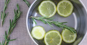 Parfumez toute la cuisine en 1 minute avec une branche de romarin et un citron