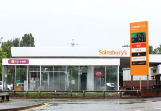 Le groupe britannique Sainsbury's maintient ses prévisions de bénéfices après des fêtes de fin d'année fastes