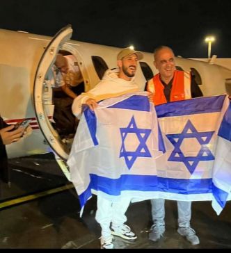 Reçu en héros : regardez le joueur de foot Sagiv Yehezkel atterrir en Israël après la tempête en Turquie