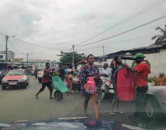 A peine déguerpis, les commerçants du marché Venez Voir à Libreville reviennent à nouveau sur les trottoirs