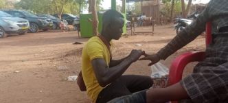 Burkina : Les "coupeurs ambulants d'ongles" soulagent certains Ouagalais