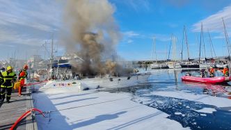 Un bateau de quinze mètres prend feu à Port-Leucate, la délicate intervention des pompiers pour sécuriser le port