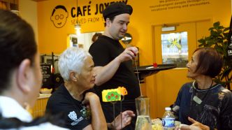 A New York, un café français offre un emploi aux personnes autistes et trisomiques