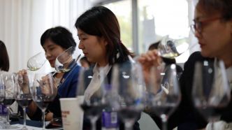 "Mes clients n'ont pas commandé depuis quatre ou cinq ans" : en Chine, les producteurs de vin français tentent de reconquérir un marché en berne