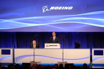 Boeing, en pleine crise, remanie sa direction et va changer de patron