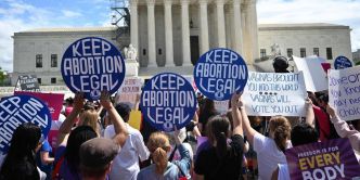 États-Unis : la Cour suprême va-t-elle limiter l'accès à la pilule abortive ?