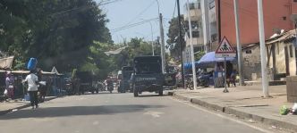 Des femmes dans les rues de Kaloum ce jeudi. ‘‘Ils ont défoncé la cour, ils ont lancé le gaz dans le salon d’une femme enceinte'' (témoin)