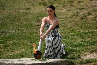 JO-2024 : le relais de la flamme olympique a commencé après son allumage en Grèce