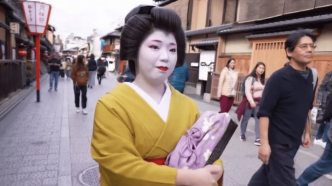 Japon : les geishas de Kyoto confrontées aux comportements parfois déplacés des touristes étrangers