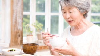 Thé vert, champignons, miso... pourquoi l'alimentation japonaise contribue-t-elle à la longévité des femmes ?