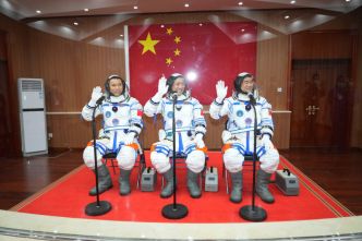 La Chine remet des m�dailles aux astronautes de Shenzhou-16