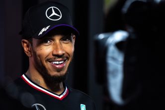 Lewis Hamilton redécouvre la PlayStation 1