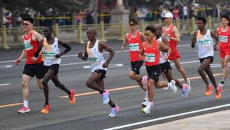 Vainqueur du semi-marathon de Pékin devant des athlètes kényans et éthiopien: Le coureur chinois et ses trois "lièvres" disqualifiés