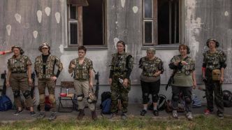 «On doit s'aider nous-mêmes»: ces Ukrainiennes qui se forment au combat