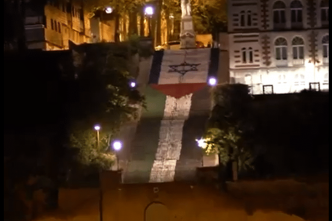 Le drapeau palestinien de la butte Sainte-Anne à Nantes recouvert en partie par les couleurs d'Israël