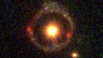 Le mystère d'une galaxie énigmatiquement dense dans un anneau d'Einstein enfin résolu