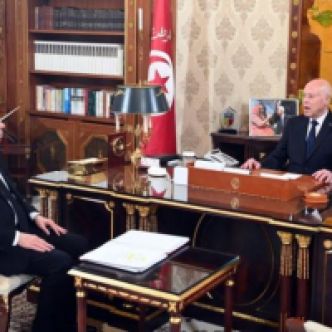 Le président Saïed évoque avec le chef du gouvernement les nouvelles mesures pour faciliter le retour des Tunisiens à l'étranger