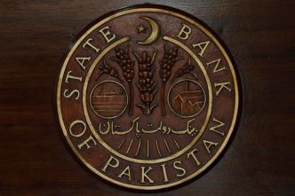 La banque centrale du Pakistan devrait maintenir ses taux lundi avant l'accord avec le FMI, selon un sondage Reuters