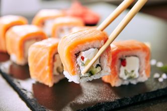 Une femme meurt après avoir mangé ces sushis