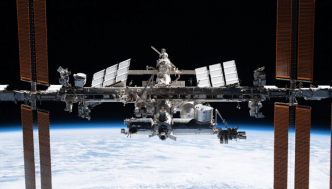 ISS : une bactérie mutante développe une grande résistance à bord de la Station spatiale (Leparisien.fr)