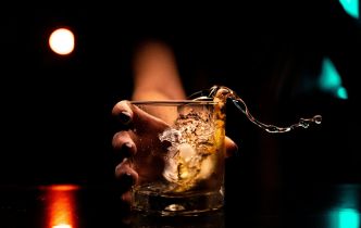 Auto-brasserie : qu'est-ce que ce syndrome qui rend ivre sans boire d'alcool ?