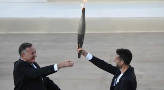 La flamme olympique confiée par la Grèce aux organisateurs français