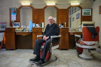 Roger Amilhastre, toujours coiffeur à 90 ans, ne compte pas raccrocher les ciseaux