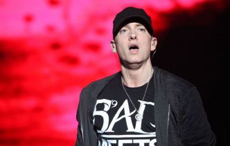Eminem célèbre 16 ans de sobriété en présentant son nouveau badge des narcotiques anonymes