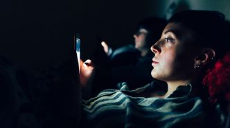 Smartphones : cette habitude avant de dormir peut faire du mal à votre couple