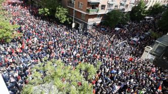 VIDEO – Espagne : Des milliers de manifestants demandent à Pedro Sanchez de ne pas démissionner