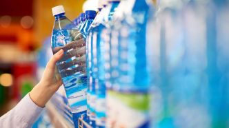 Des grandes marques de bouteilles d’eau contaminées ne les buvez plus