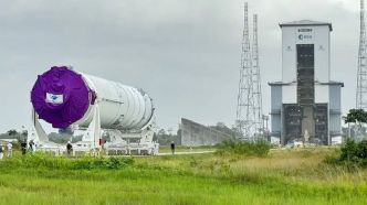 Les deux premiers étages de la fusée Ariane 6 installés sur le pas de tir à Kourou, en Guyane